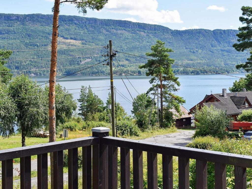 una terraza de madera con vistas al lago en Holiday home Hønefoss en Hønefoss