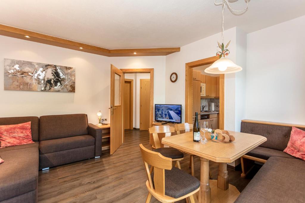salon z kanapą i stołem w obiekcie Apartment Hintermaisalm w Saalbach Hinterglemm