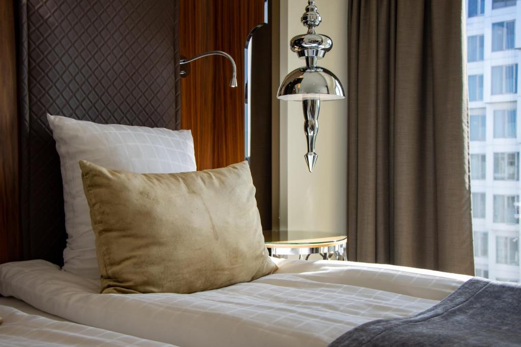 Uma cama ou camas num quarto em Tivoli Hotel