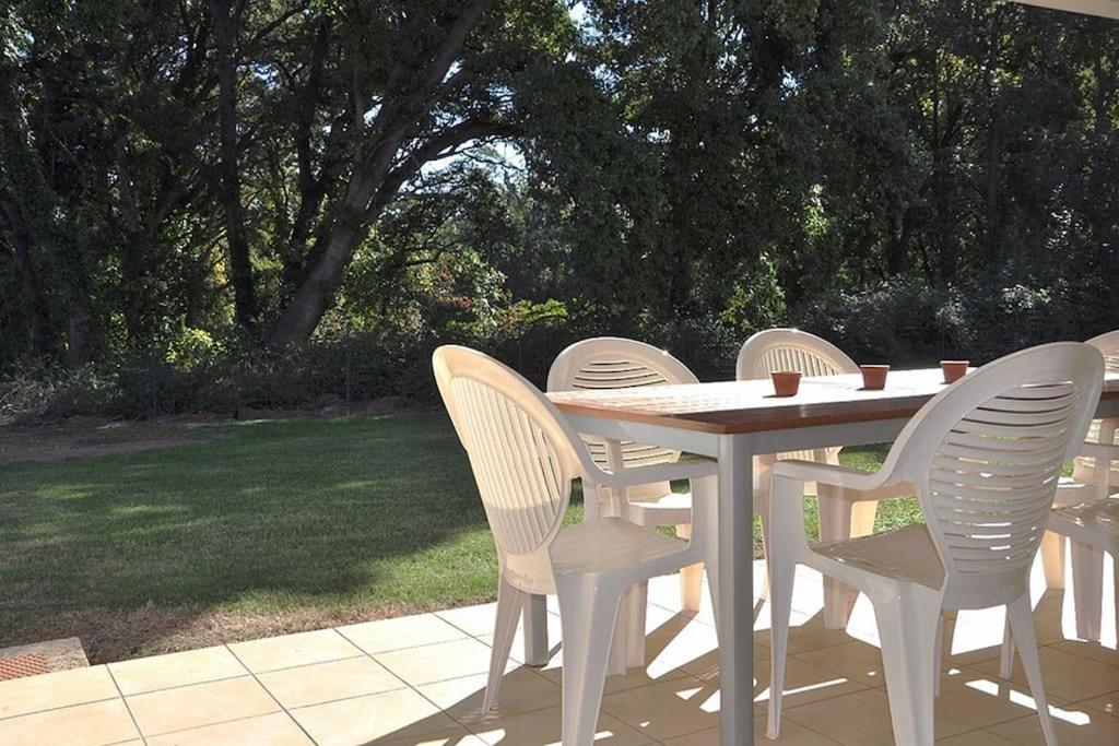 - une table et des chaises blanches sur la terrasse dans l'établissement Appartement charmant en Corse avec terrasse au calme, à Santa-Lucia-di-Moriani