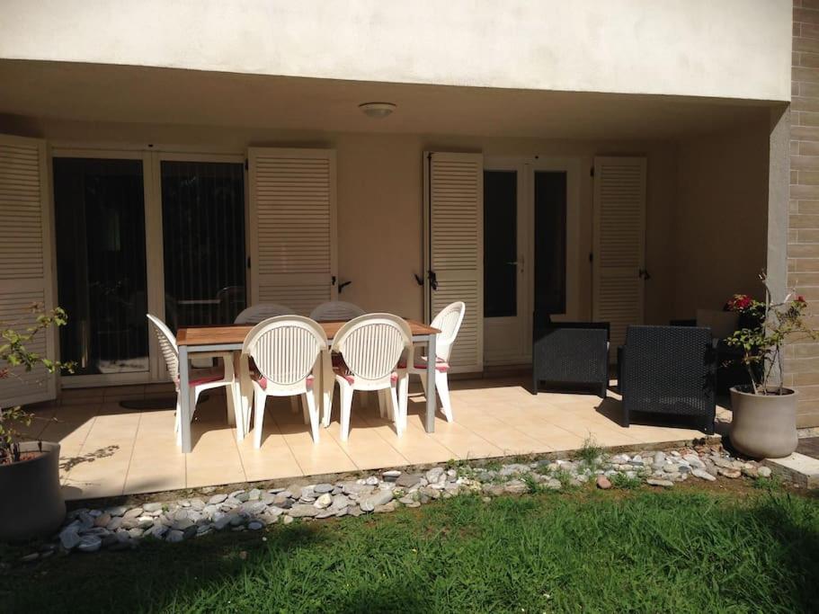 Patio alebo iná vonkajšia časť ubytovania Appartement charmant en Corse avec terrasse au calme