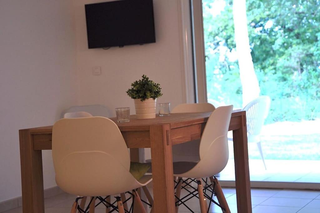 Televízia a/alebo spoločenská miestnosť v ubytovaní Appartement charmant en Corse avec terrasse au calme