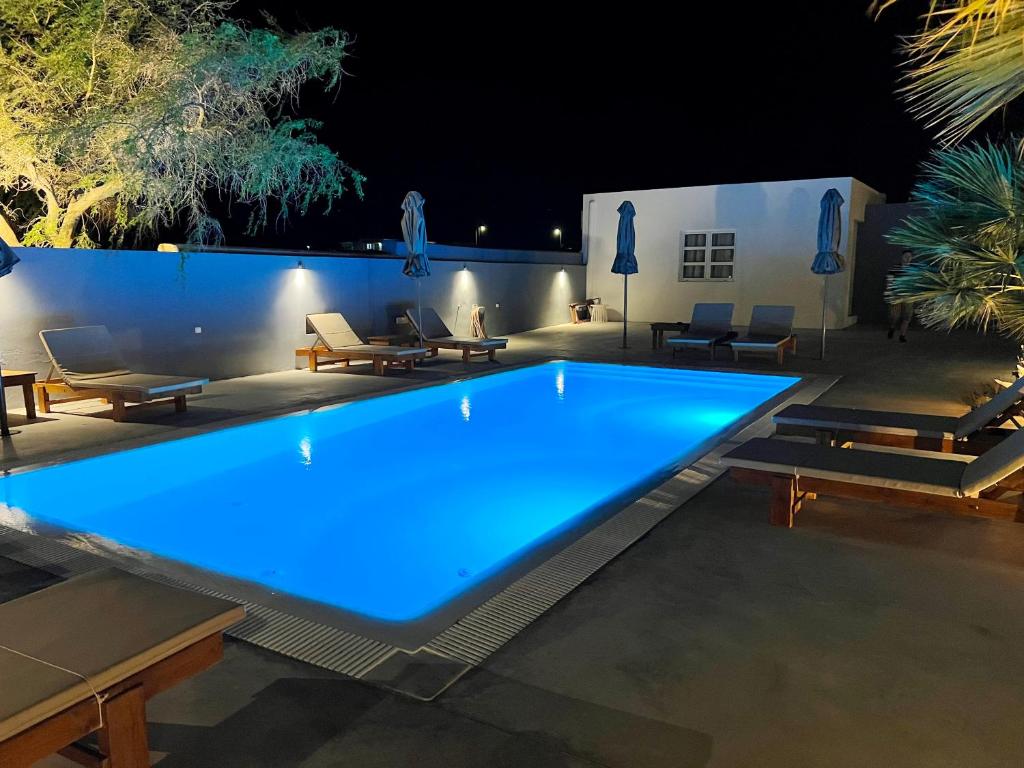 Bazén v ubytování White Lily Suites & Lofts - Adults Only 16 Plus nebo v jeho okolí