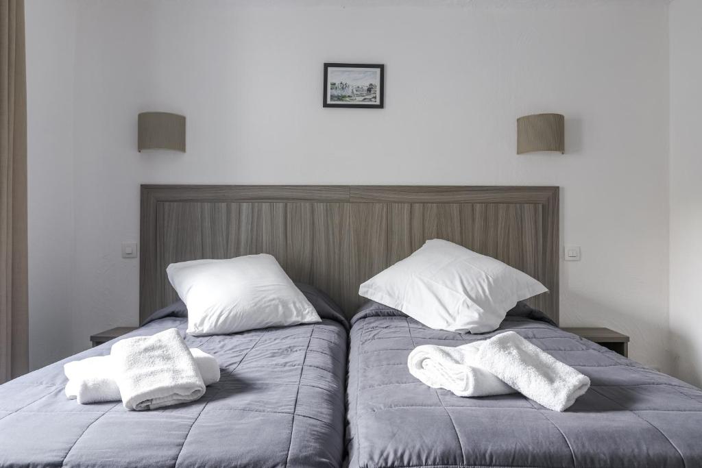 Postel nebo postele na pokoji v ubytování Hotel Les Palmiers En Camargue
