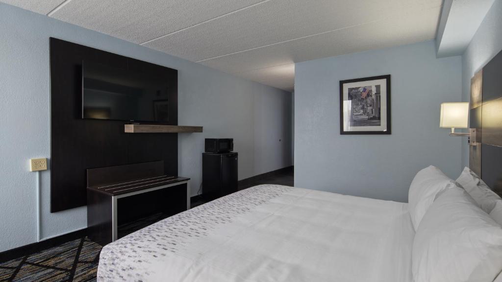 Clarion Pointe Jacksonville near Camp Lejeune - 带浴缸的王室 - 残疾人