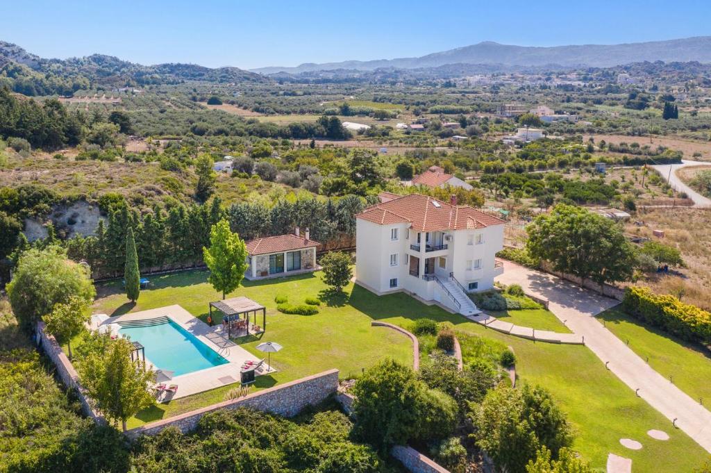 uma vista aérea de uma propriedade com piscina em Villa Amarandes by Villa Plus em Paradeísion