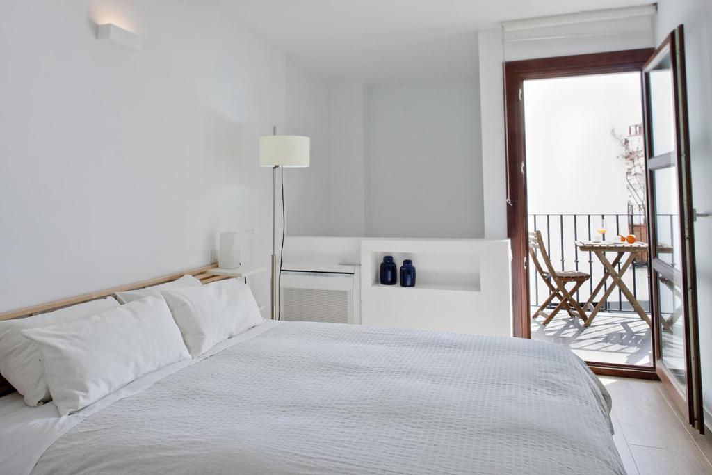 Postel nebo postele na pokoji v ubytování Smart Suites Albaicin