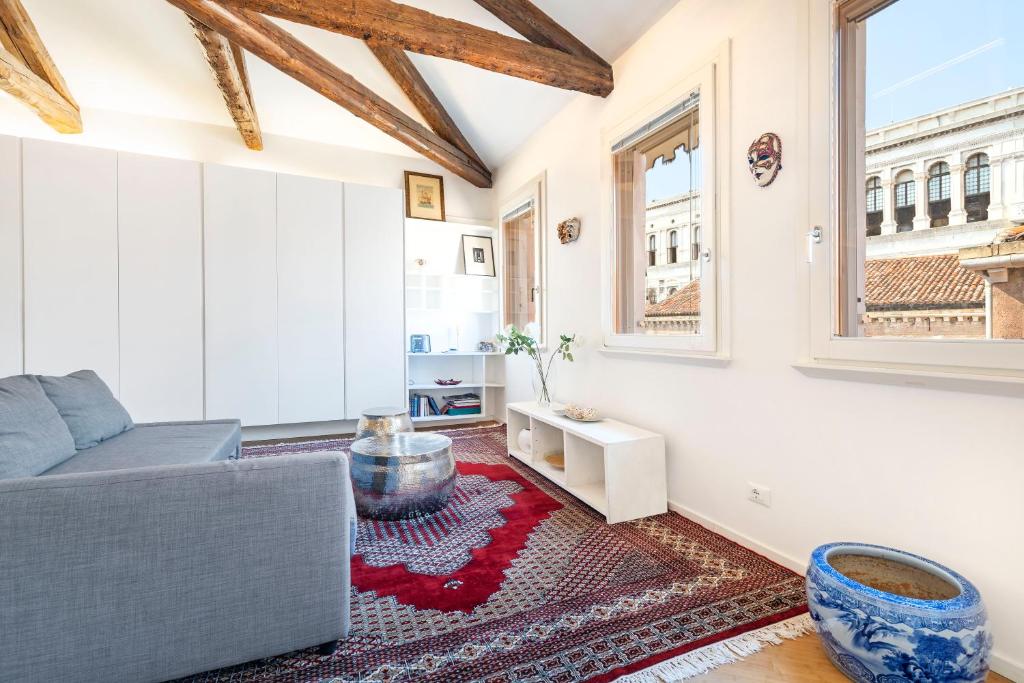 a living room with a couch and a rug at Ca' Algi - Luxury San Marco View in Venice