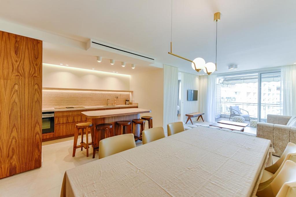 une cuisine et une salle à manger avec une table et des chaises dans l'établissement Luxurious apartment with terrace 6P - 3BR - Grand, à Cannes