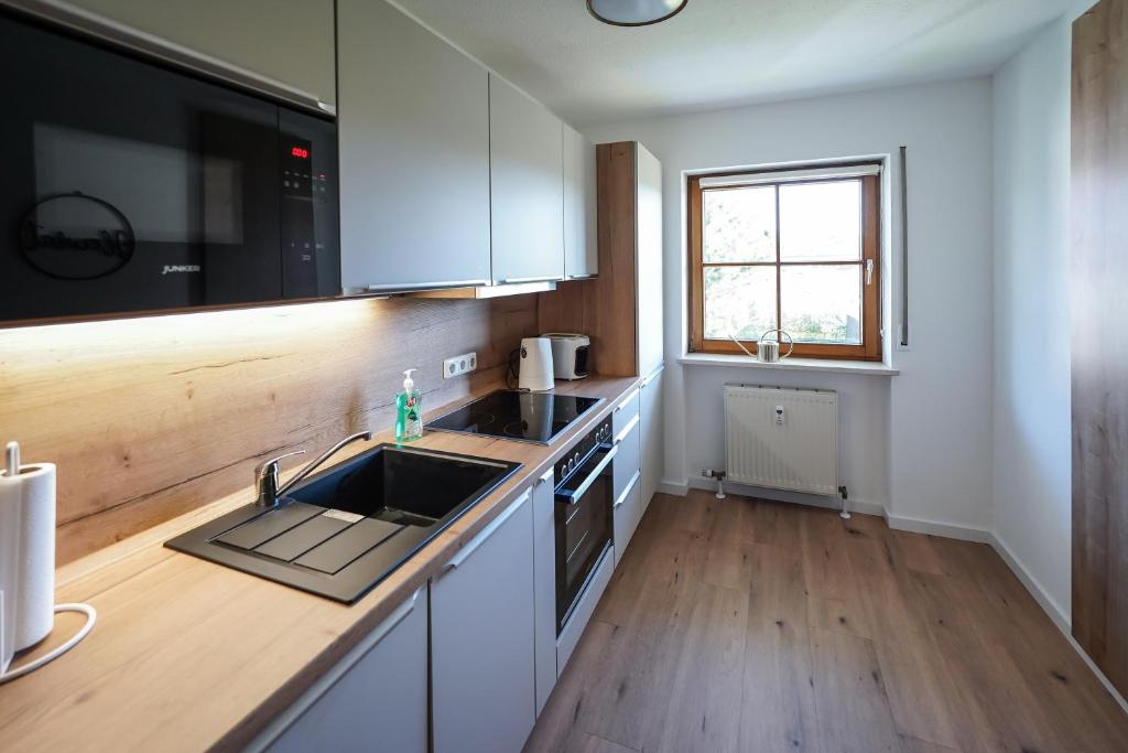 Kuchyň nebo kuchyňský kout v ubytování Ferienwohnung "Wie dahoam"