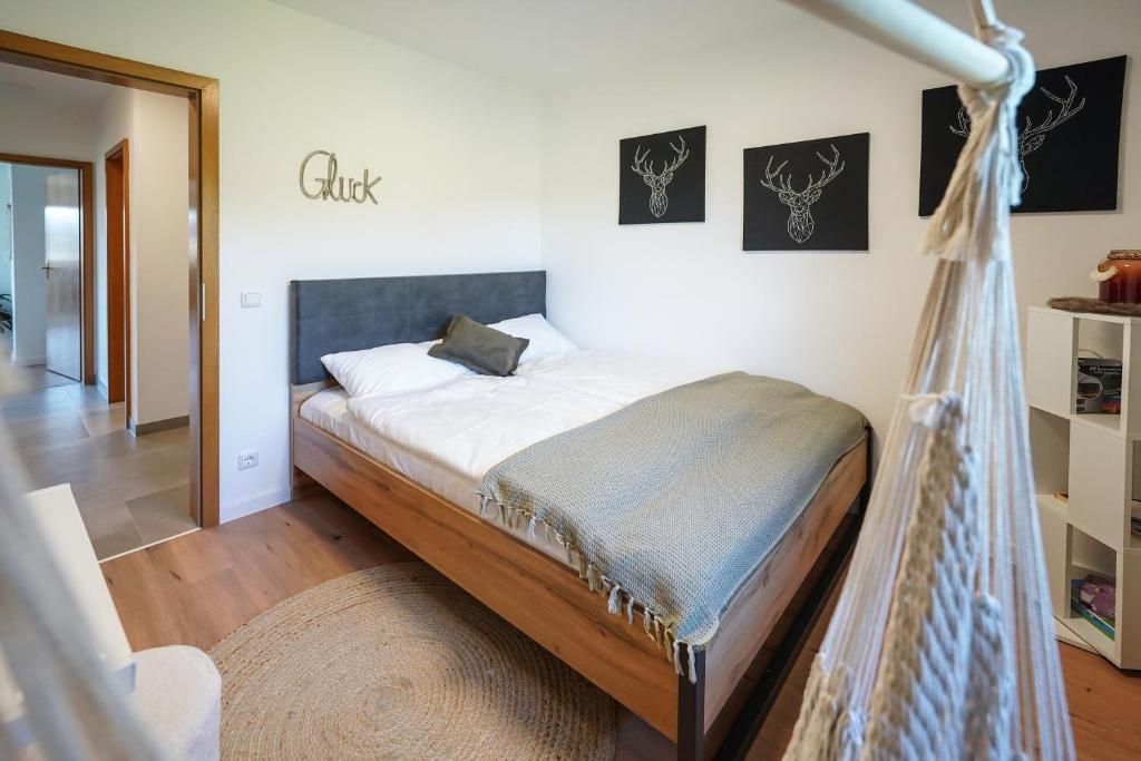 Postel nebo postele na pokoji v ubytování Ferienwohnung "Wie dahoam"