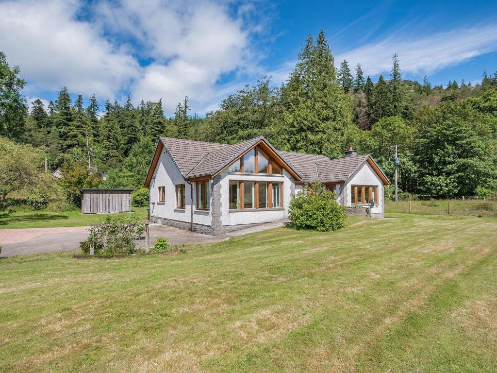 a house on a large grassy field at Benmore Drimfern - Uk38742 in Benmore