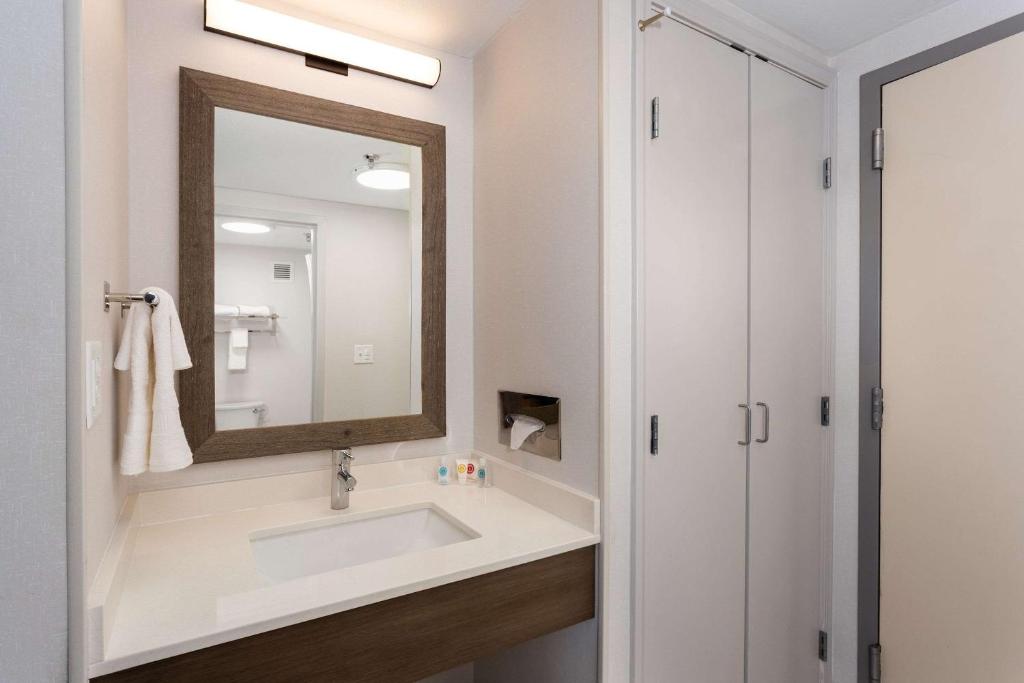 Comfort Inn & Suites Buffalo Airport photo