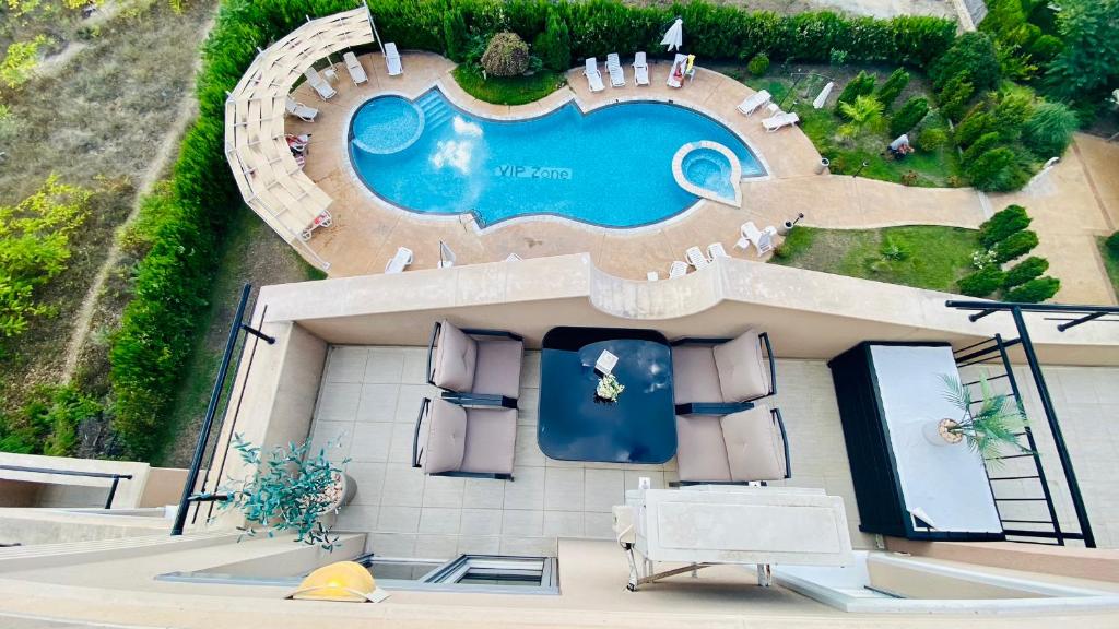eine Luftansicht eines Hauses mit Pool in der Unterkunft Bratanov Vip Zone maisonettes 606 & 609 in Sonnenstrand