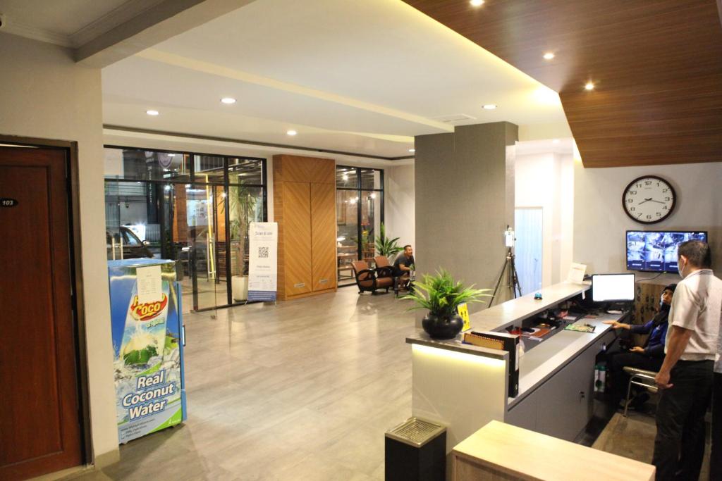 TV a/nebo společenská místnost v ubytování Rahayu Hotel Cirebon