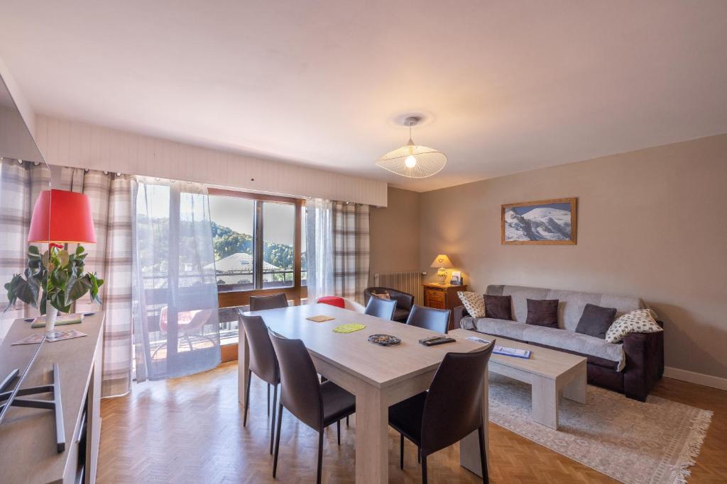 sala de estar con mesa y sofá en appartement paradiso en Saint-Gervais-les-Bains