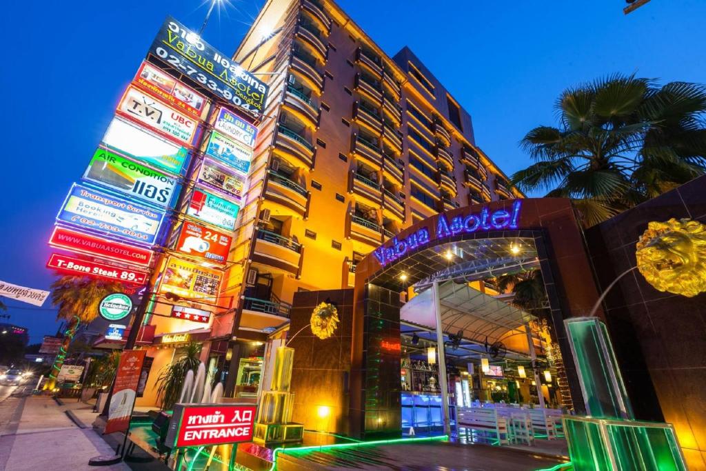 曼谷的住宿－曼谷瓦布亞阿索特爾酒店，前面有 ⁇ 虹灯标志的建筑