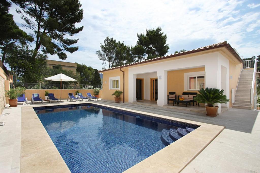 una piscina frente a una casa en Villa Medina, en Cala de Sant Vicent