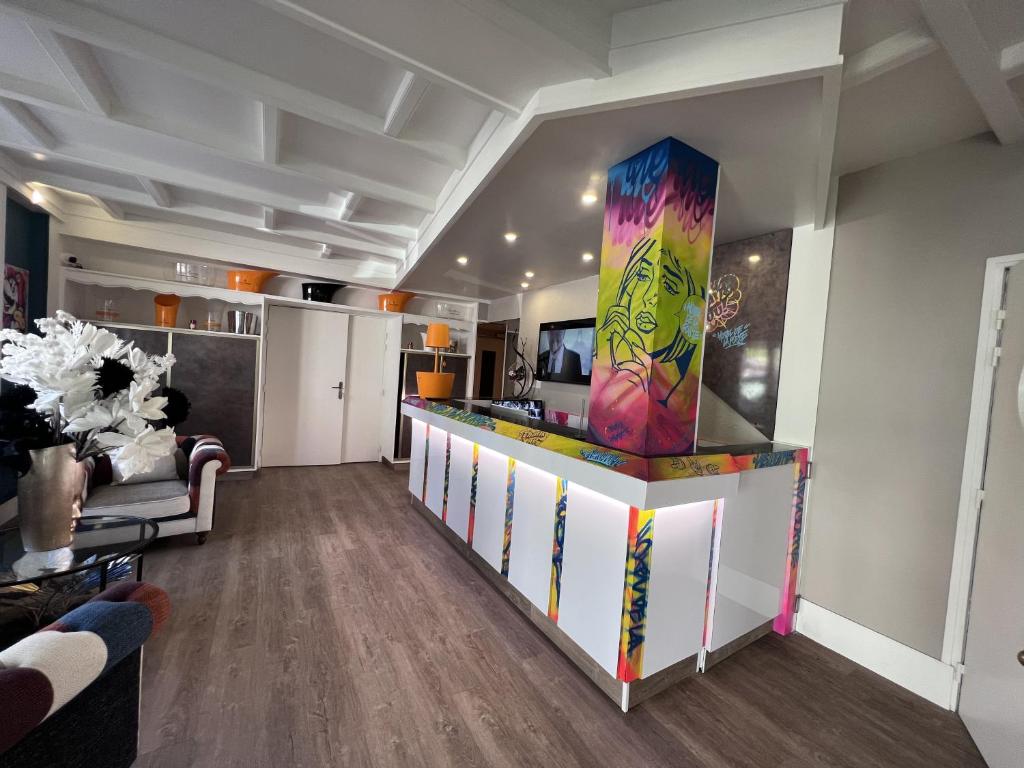 uma sala de estar com um bar no meio de uma sala em Logis Hôtel Spa la Poste em Vitry-le-François