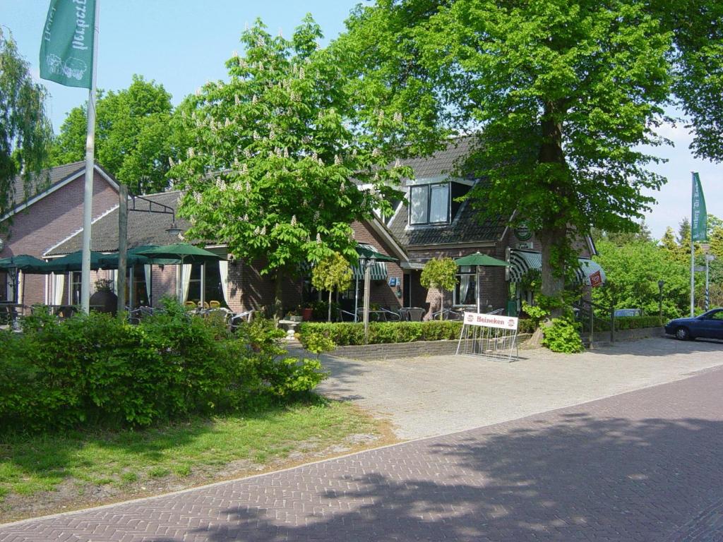 een huis met een auto ervoor geparkeerd bij Herberg de Roskam in Uffelte