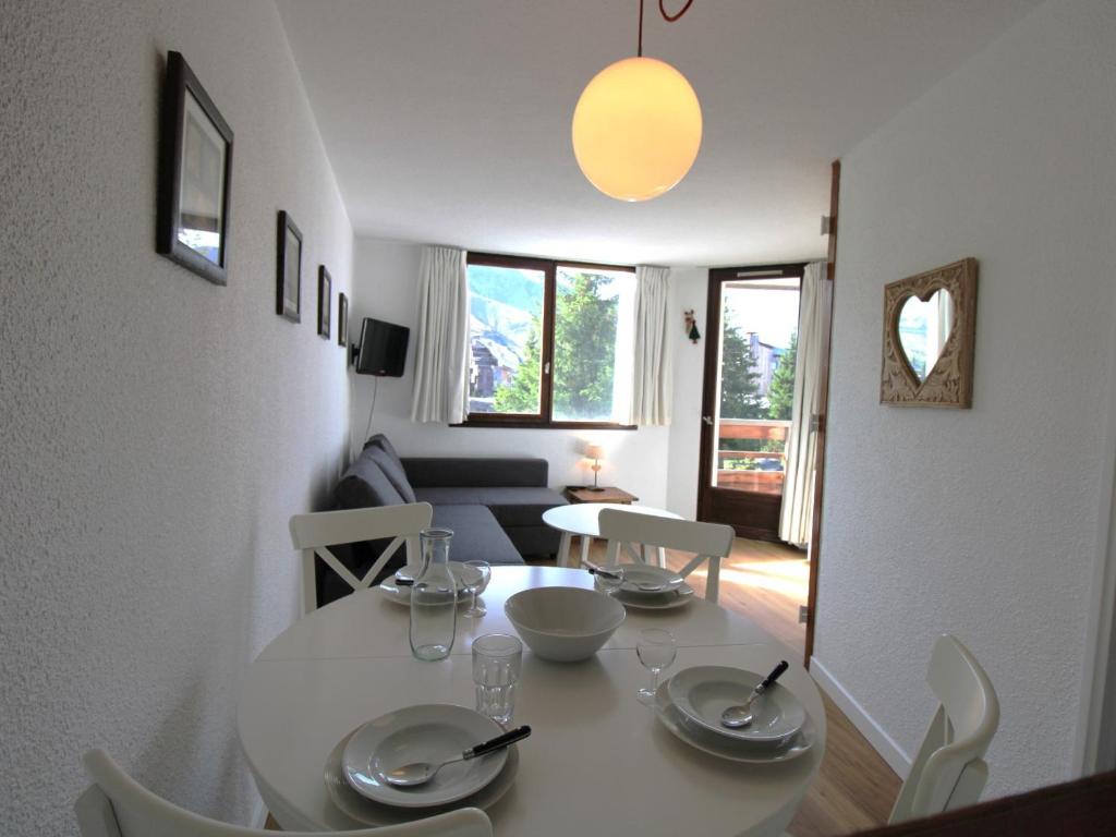 モルジヌにあるAppartement Avoriaz, 2 pièces, 4 personnes - FR-1-633-53のリビングルーム(白いテーブル、椅子付)