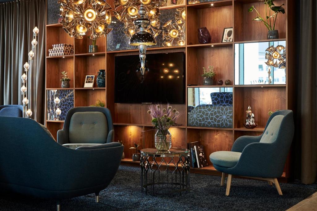 Uma área de estar em Tivoli Hotel