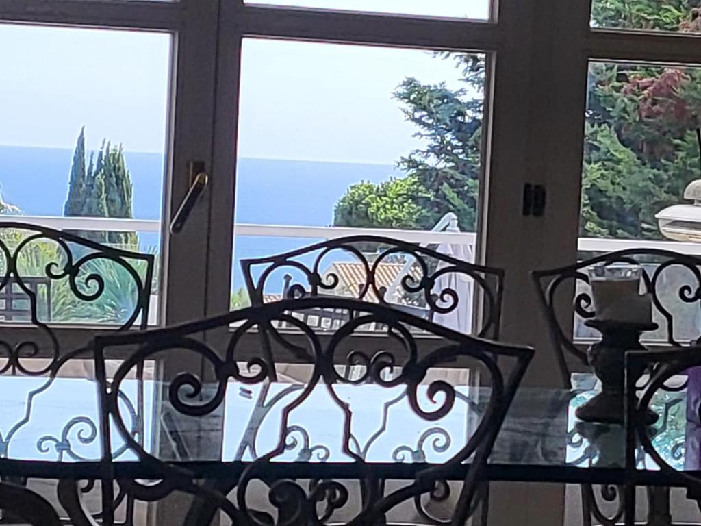 Vom Balkon eines Hauses genießen Sie Meerblick. in der Unterkunft Villa avec piscine vue sur la mer in Cannes
