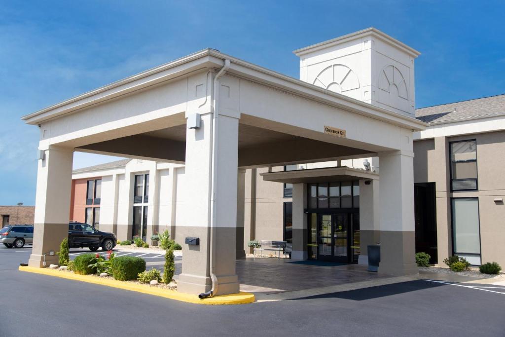un gran edificio blanco con aparcamiento en Holiday Inn Express Marshfield - Springfield Area, an IHG Hotel, en Marshfield