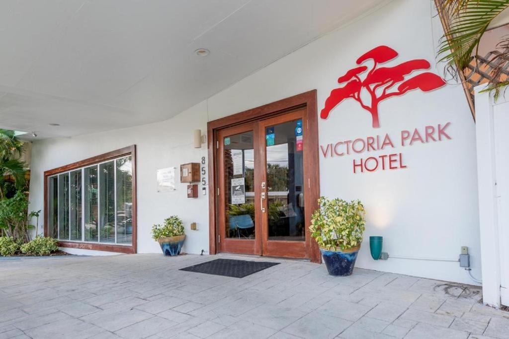 una entrada del hotel con un cartel que lee Victoria Park hotel en Victoria Park Hotel en Fort Lauderdale