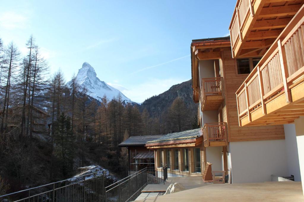 a building with a view of a mountain at Chalet Binna in Zermatt