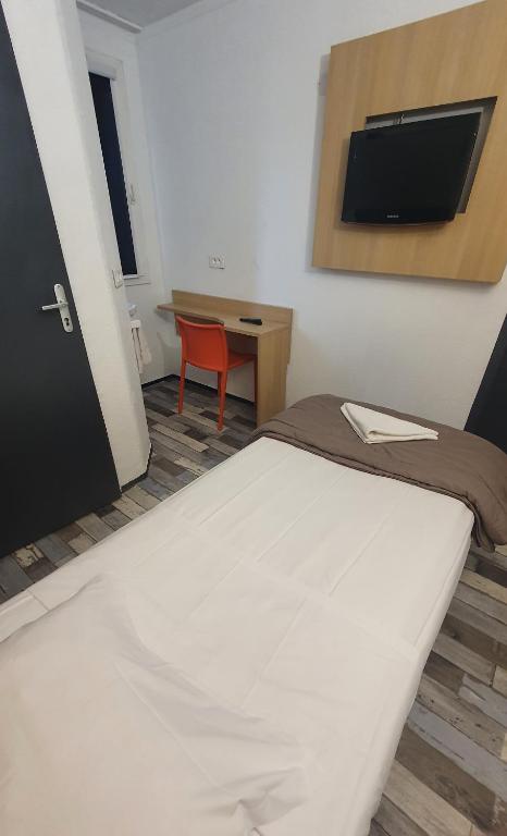 TV a/nebo společenská místnost v ubytování Welcomotel Limoges