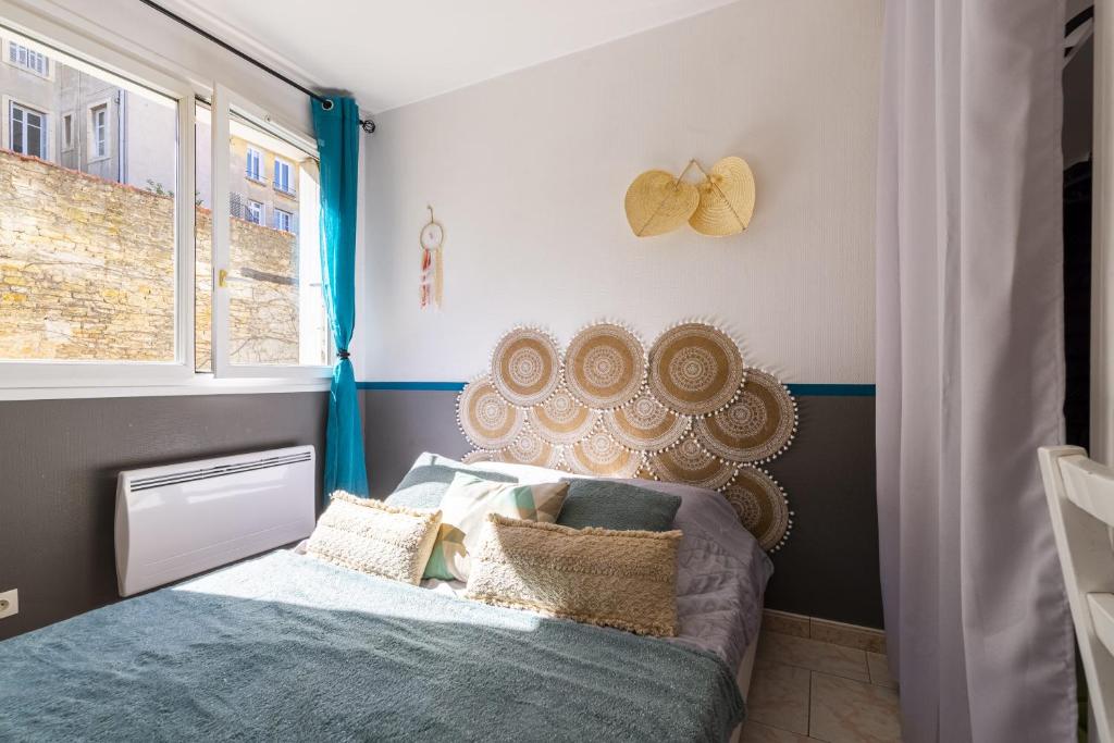 Habitación pequeña con cama y ventana en Côté Perdrix - Calme - Centre Ville - Animaux admis, en Dijon