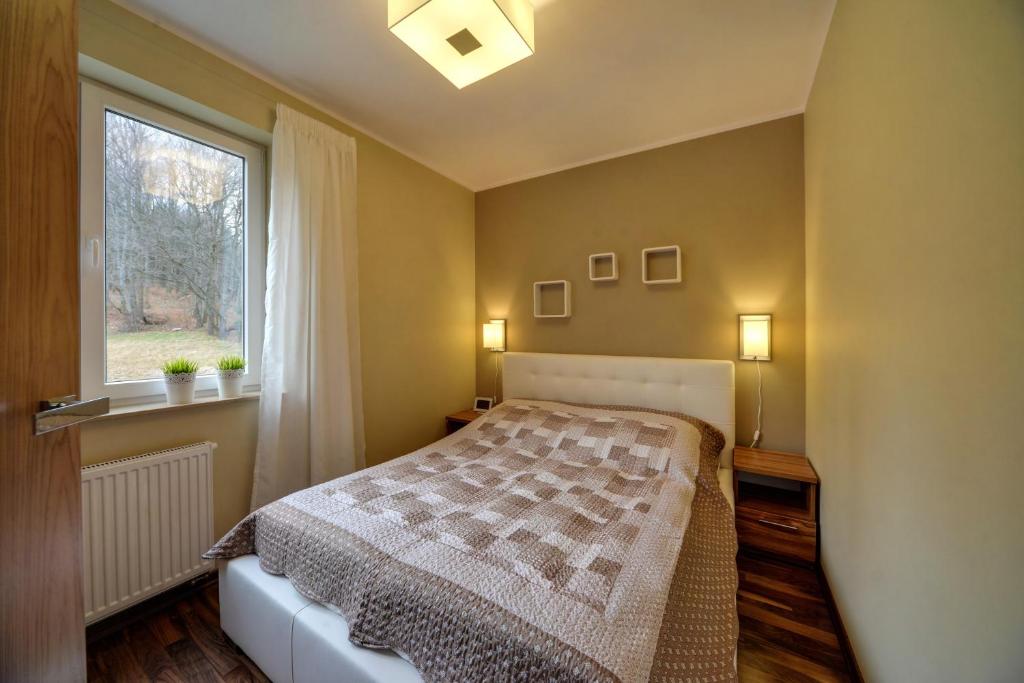 Postel nebo postele na pokoji v ubytování Stonowane i Eleganckie Apartamenty Sun Seasons 24 w Świeradowie Zdroju by Noclegi Renters