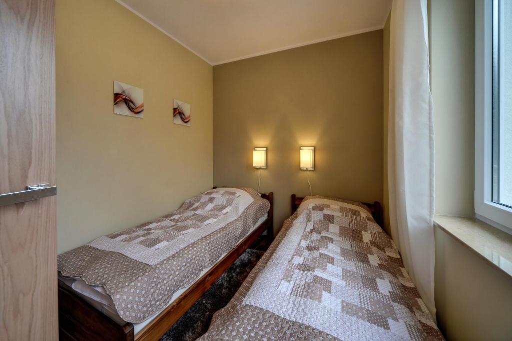 Postel nebo postele na pokoji v ubytování Stonowane i Eleganckie Apartamenty Sun Seasons 24 w Świeradowie Zdroju by Noclegi Renters