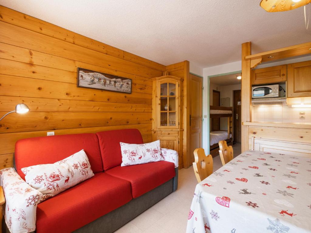ラ・クリュサにあるAppartement La Clusaz, 2 pièces, 6 personnes - FR-1-304-39のベッド付きの客室内の赤いソファ