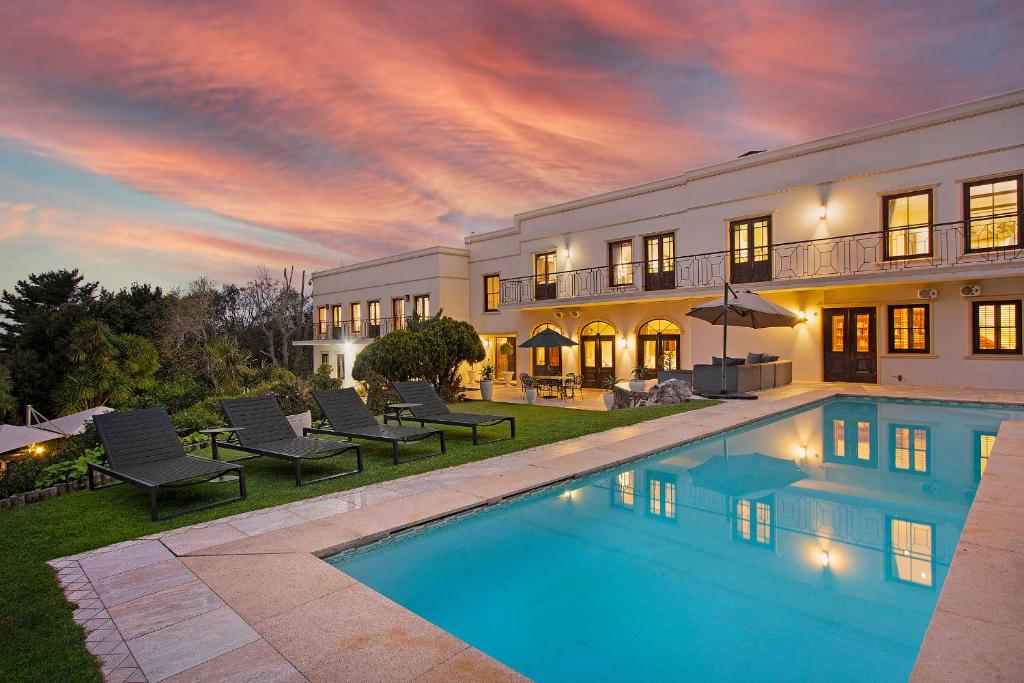 una casa con piscina en el patio en Lyonesse House - No Load Shedding, en Ciudad del Cabo