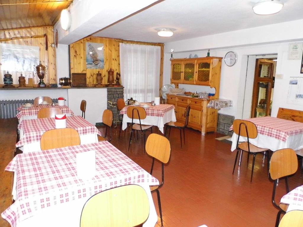 Reštaurácia alebo iné gastronomické zariadenie v ubytovaní Hotel Mochettaz