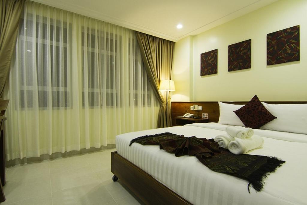 Postel nebo postele na pokoji v ubytování Rose Emerald Hotel