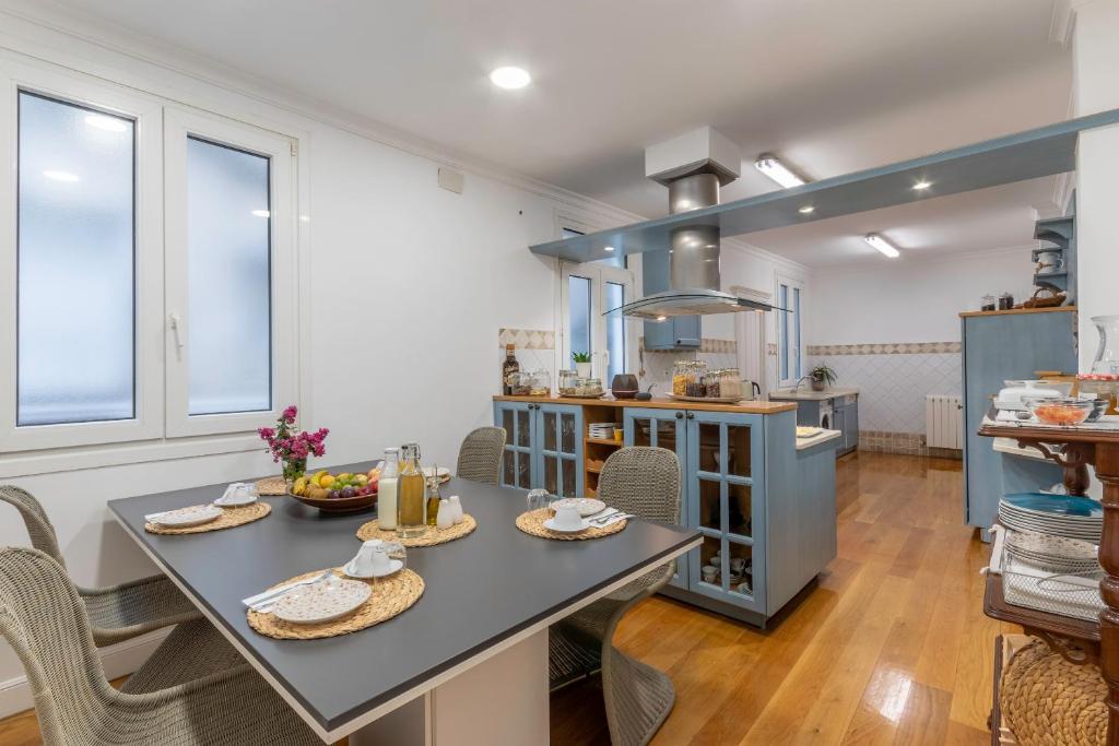 Фотография из галереи Habitaciones Apartamento B&B Plaza Nueva 8 в городе Бильбао