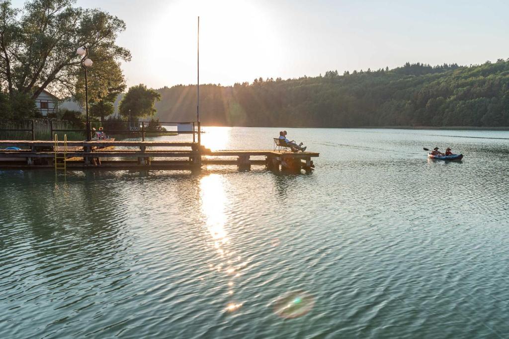 un groupe de personnes dans un bateau sur un lac dans l'établissement Energetyczny Zakątek, à Krzeszna