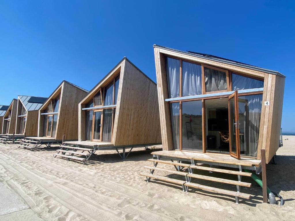 een rij tiny houses op een strand bij Breezand Beachhouses in Vrouwenpolder