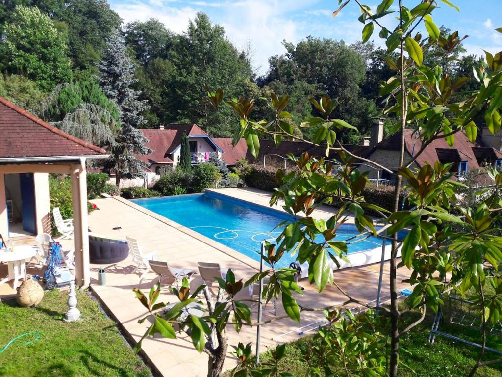 basen w ogrodzie obok domu w obiekcie Villa de 4 chambres avec piscine privee terrasse amenagee et wifi a Jurancon w mieście Jurançon