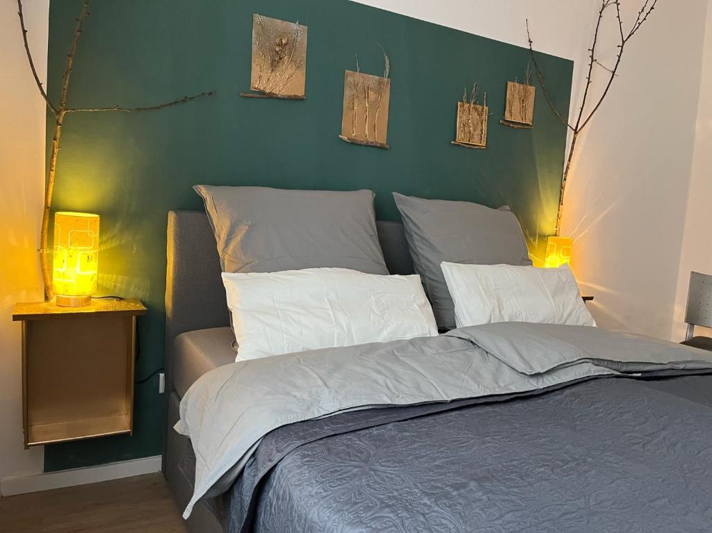 sypialnia z łóżkiem i zieloną ścianą w obiekcie Casa Papaja w mieście Viersen