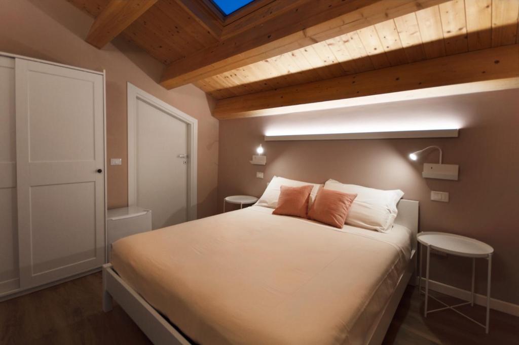 sypialnia z białym łóżkiem i dwiema poduszkami w obiekcie B&b Porta Arpana- Camere & Appartamenti Deluxe in centro w mieście Foggia