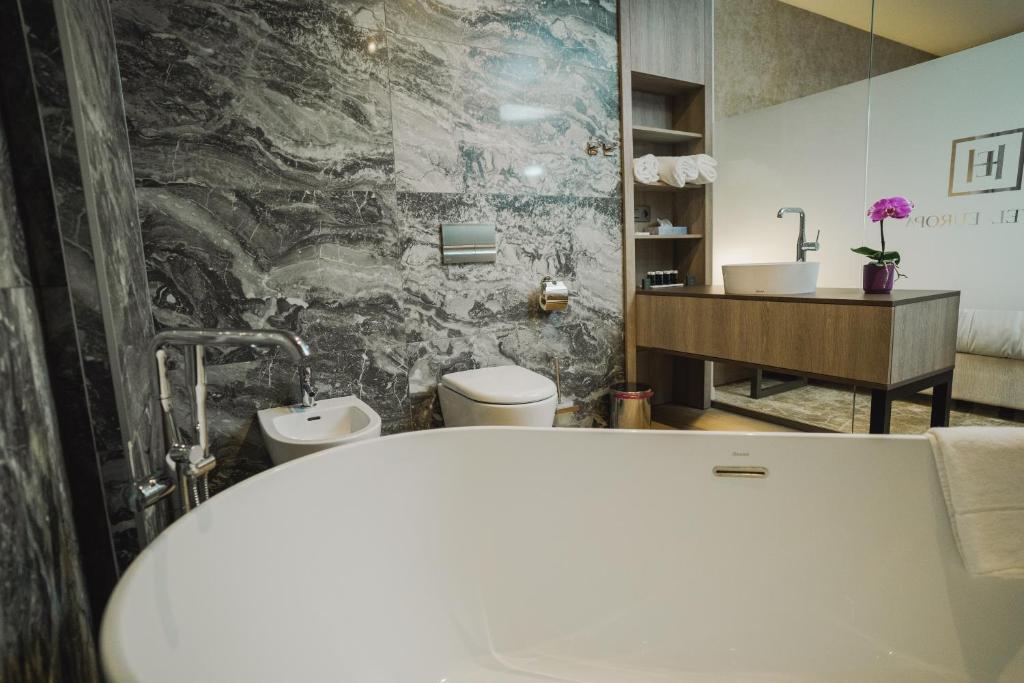 A bathroom at HOTEL EUROPA