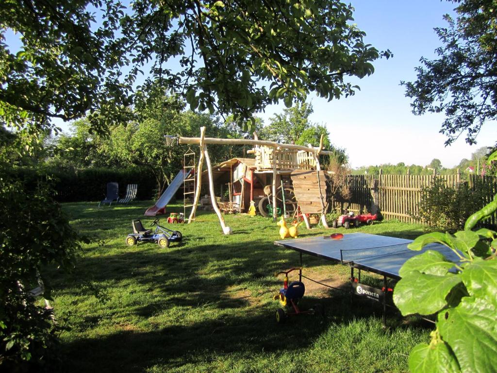Ein Kinderspielbereich in der Unterkunft Familienferienhof Sell´s Scheune