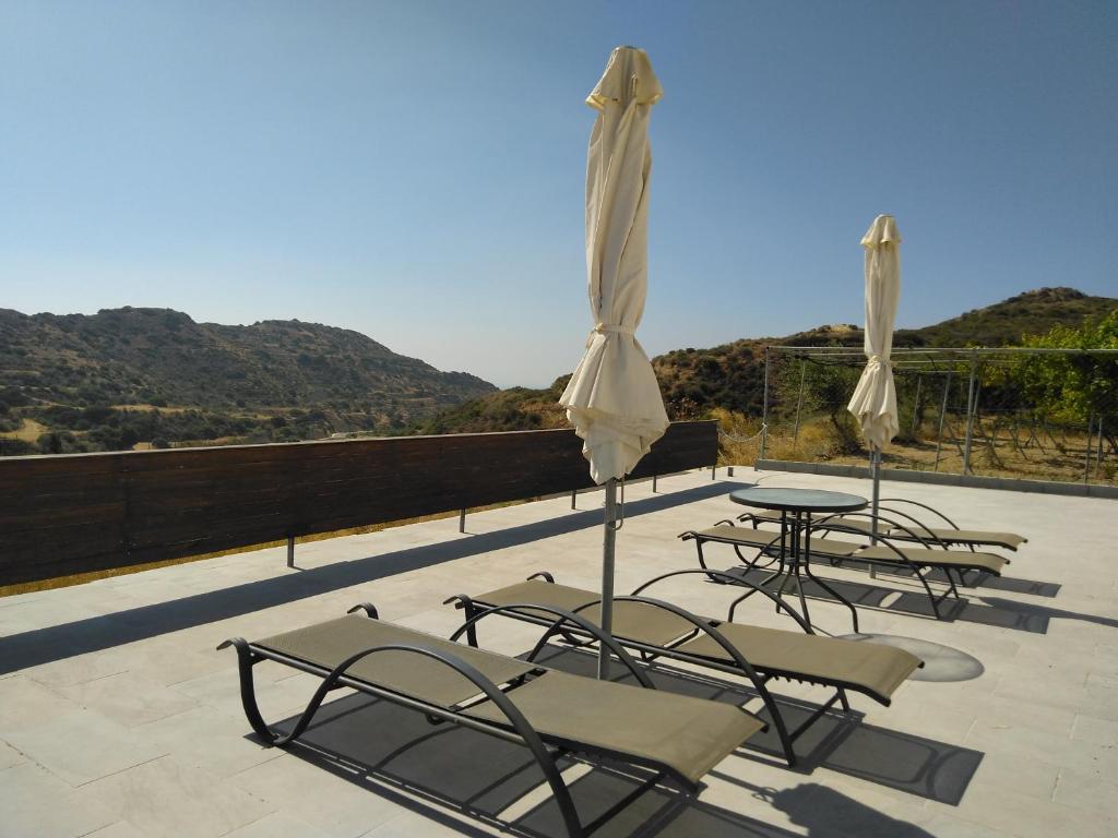 En balkon eller terrasse på Beautiful "Aggos Cliff" House in Pissouri Cyprus