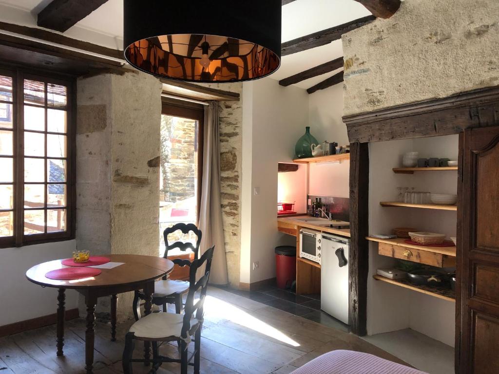 cocina y comedor con mesa y sillas en LA CONQUISE, en Conques-en-Rouergue