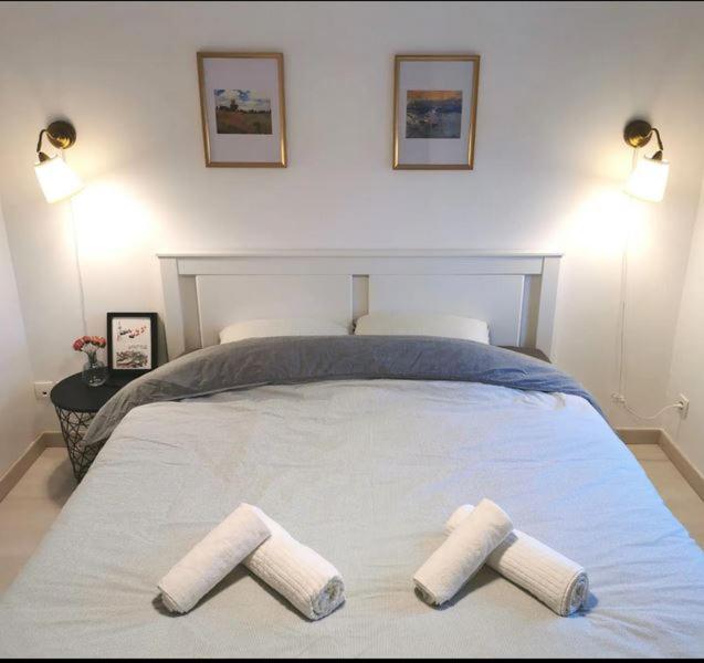 une chambre avec un lit avec deux serviettes dessus dans l'établissement CHIC 2CHAMBRES,70m²+balcon+parking+WIFI, à Nantes
