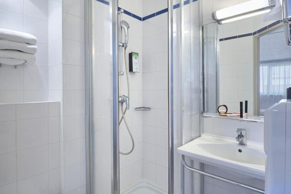 Salle de bains dans l&#39;&eacute;tablissement Hotel Campanile Paris-Bercy Village